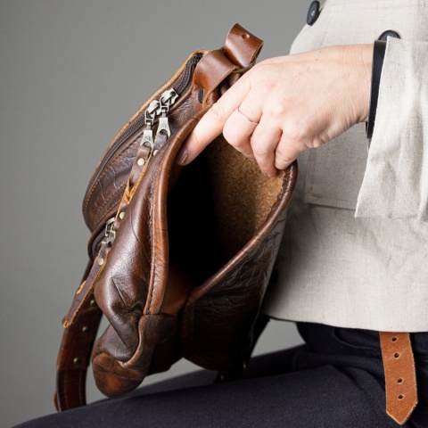 Duża skórzana nerka w kolorze ciemno brązowym od LadyBuQ