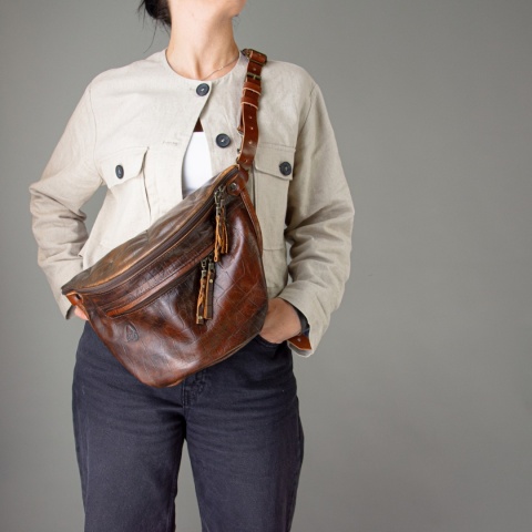 Duża skórzana nerka w kolorze ciemno brązowym od LadyBuQ