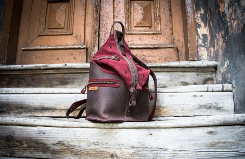 Skórzany plecak w kolorze brązowym oraz fioletowym