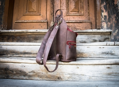 Skórzany plecak w kolorze brązowym oraz fioletowym