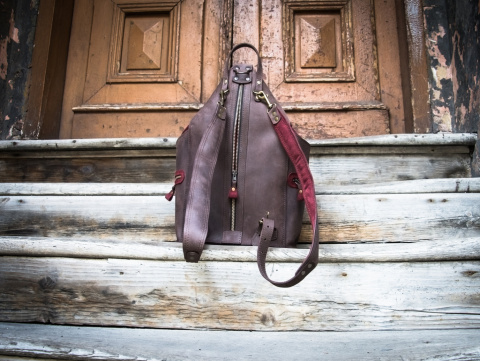 Skórzany plecak w kolorze brązowym oraz fioletowym