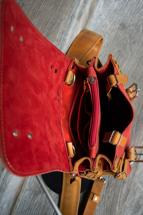 Skórzany plecak w kolorze czerwonym