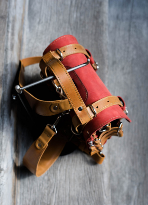 Skórzany plecak w kolorze czerwonym